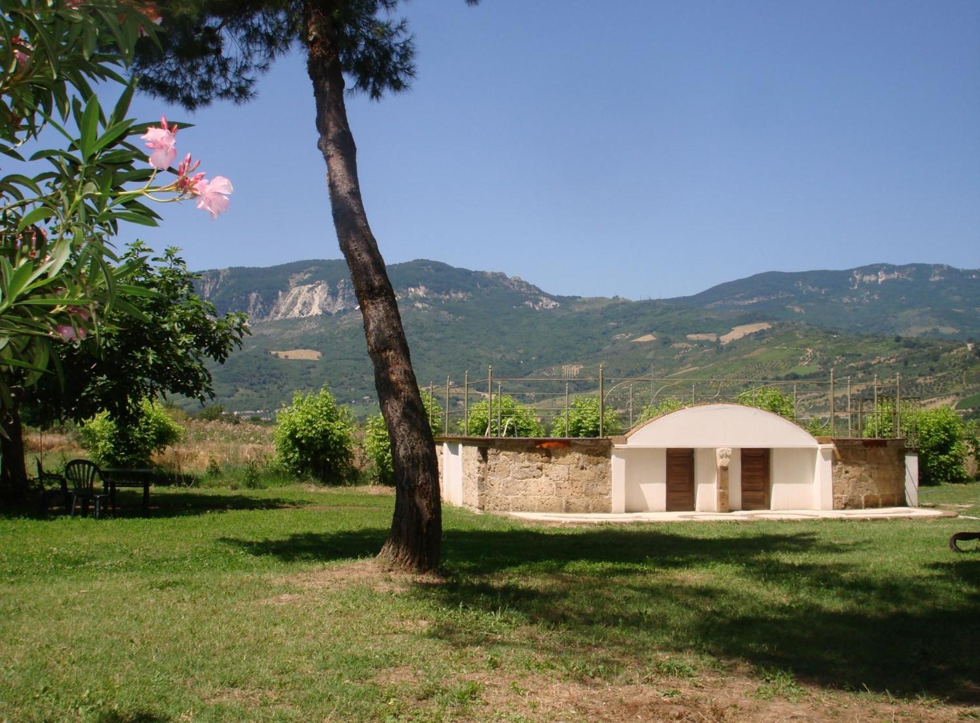 Agriturismo "Borgo Madonna Degli Angeli" - Charming Cottages In The Gardens ! Tocco da Casauria Екстериор снимка